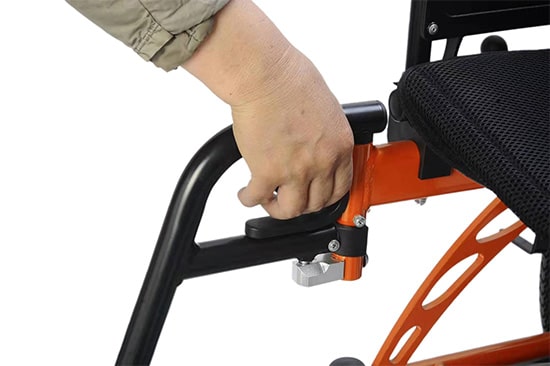 Operate An Electric Wheelchair Operar una silla de ruedas eléctrica