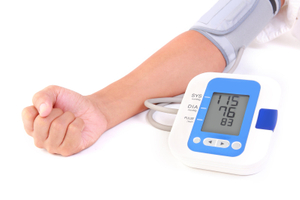 Monitor de presión arterial automática de la parte superior del brazo femenino