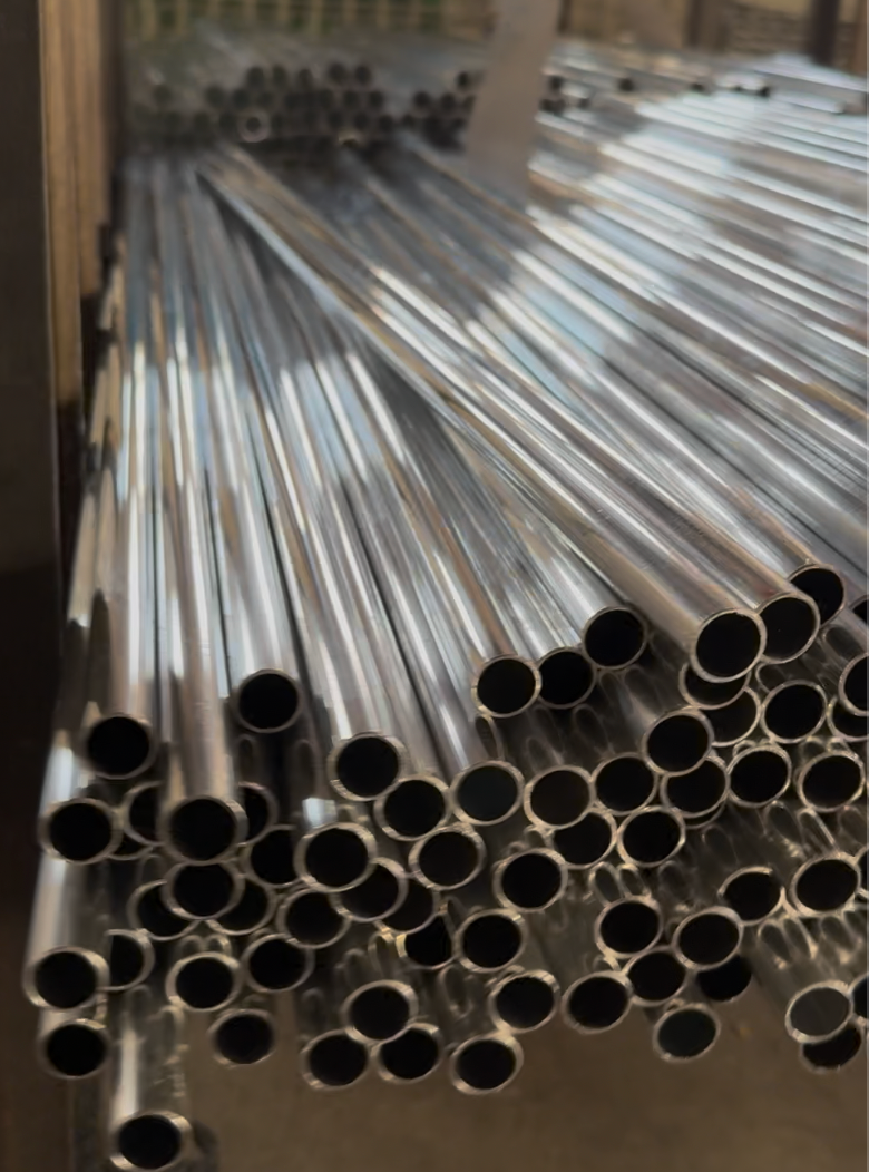 Existencias de tubos de aluminio en bruto para la producci&oacute;n de sillas de ruedas y andadores m&eacute;dicos en la f&aacute;brica de Brother Medical.