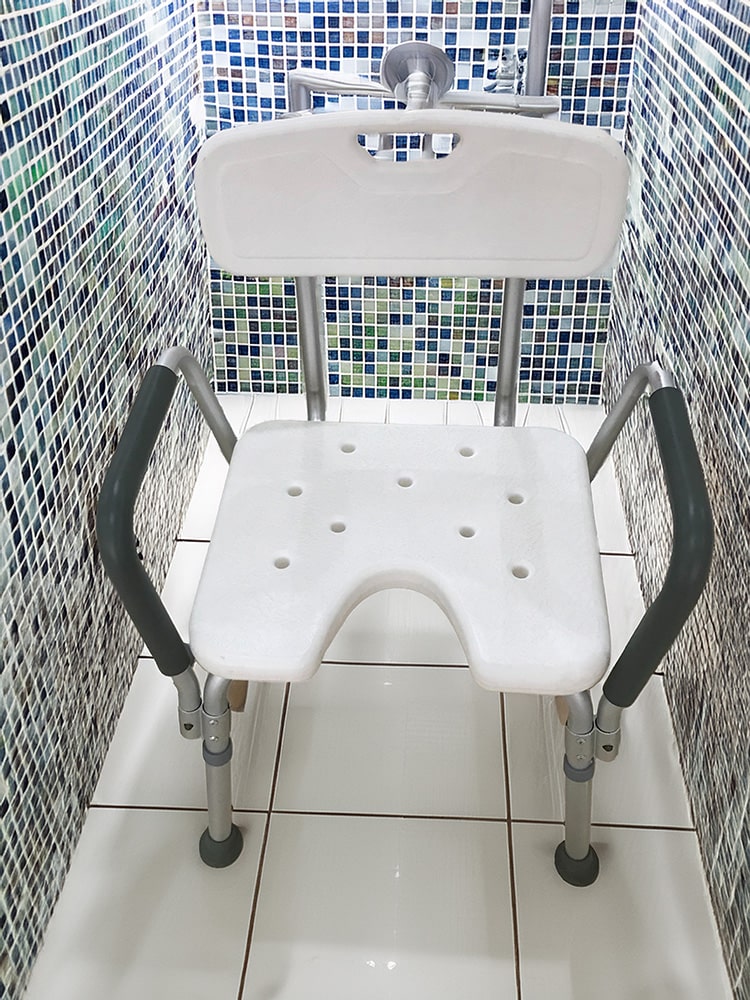 ¿Por qué debería elegir una silla de ducha con brazos para mayor comodidad y seguridad?