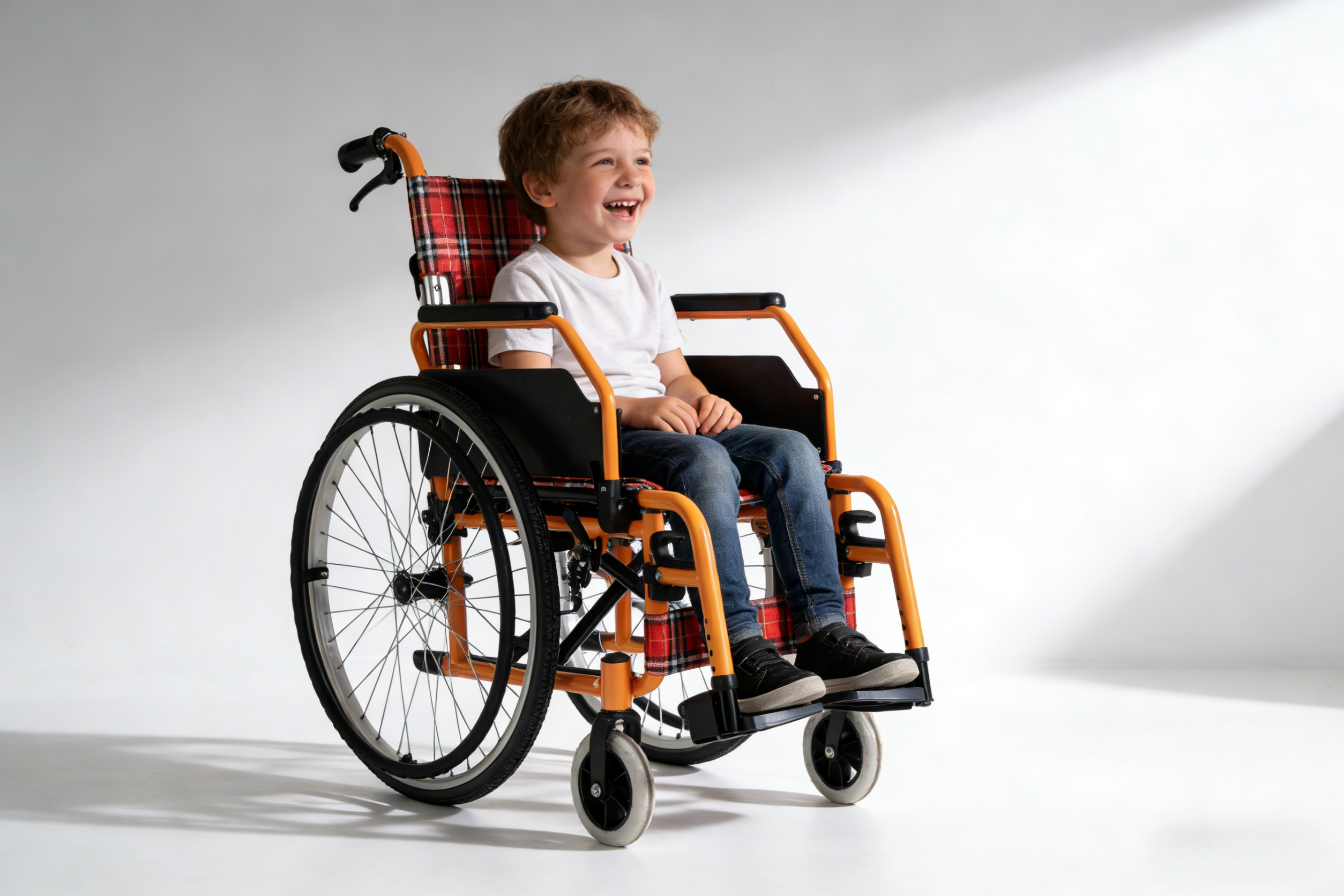 Un ni&ntilde;o feliz en la silla de ruedas pedi&aacute;trica de Brother Medical