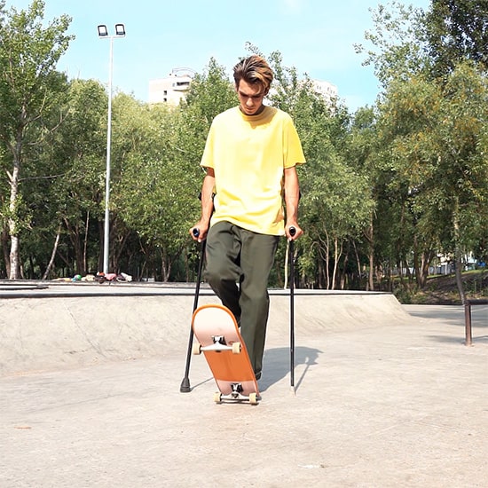 Los ejercicios físicos para las personas con muletas permanecen activas, manténgase en forma