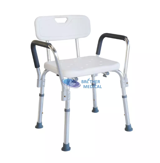 Imagen de una silla de ducha c&oacute;moda y con soporte dise&ntilde;ada para personas mayores, que brinda estabilidad y seguridad durante el ba&ntilde;o.